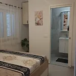 شقة Jaki - One Bedroom With Garden View *
